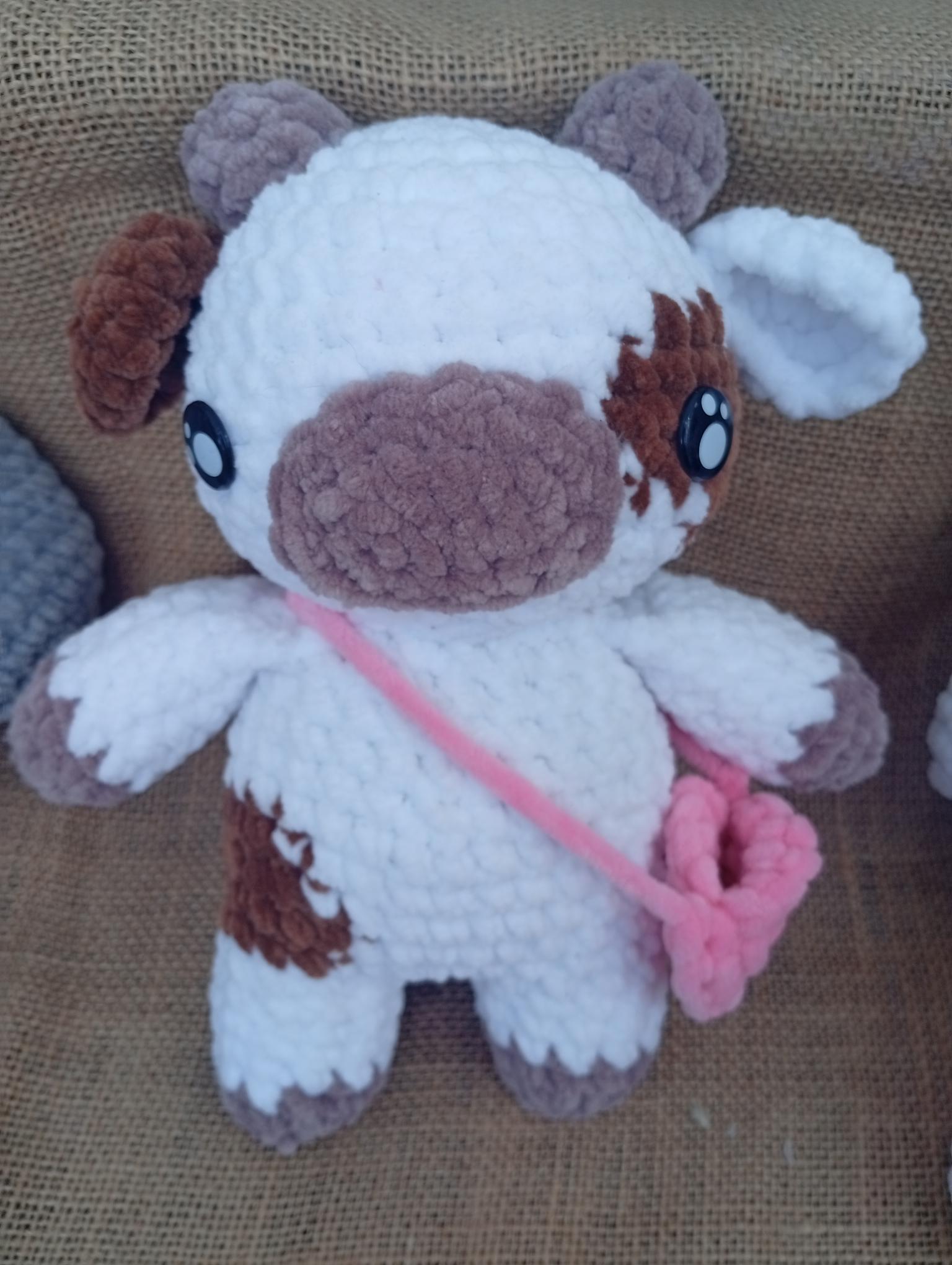 VACA ADORABLE AMIGURUMI MARRON CON BOLSO ROSA